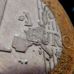 Moneta da 2 euro Grecia 2002, con la lettera "S" in evidenza, simbolo di valore e rarità.