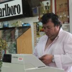 Articolo su trucchi per vincere al Gratta e Vinci con immagine di un tabaccaio e biglietti vincenti.