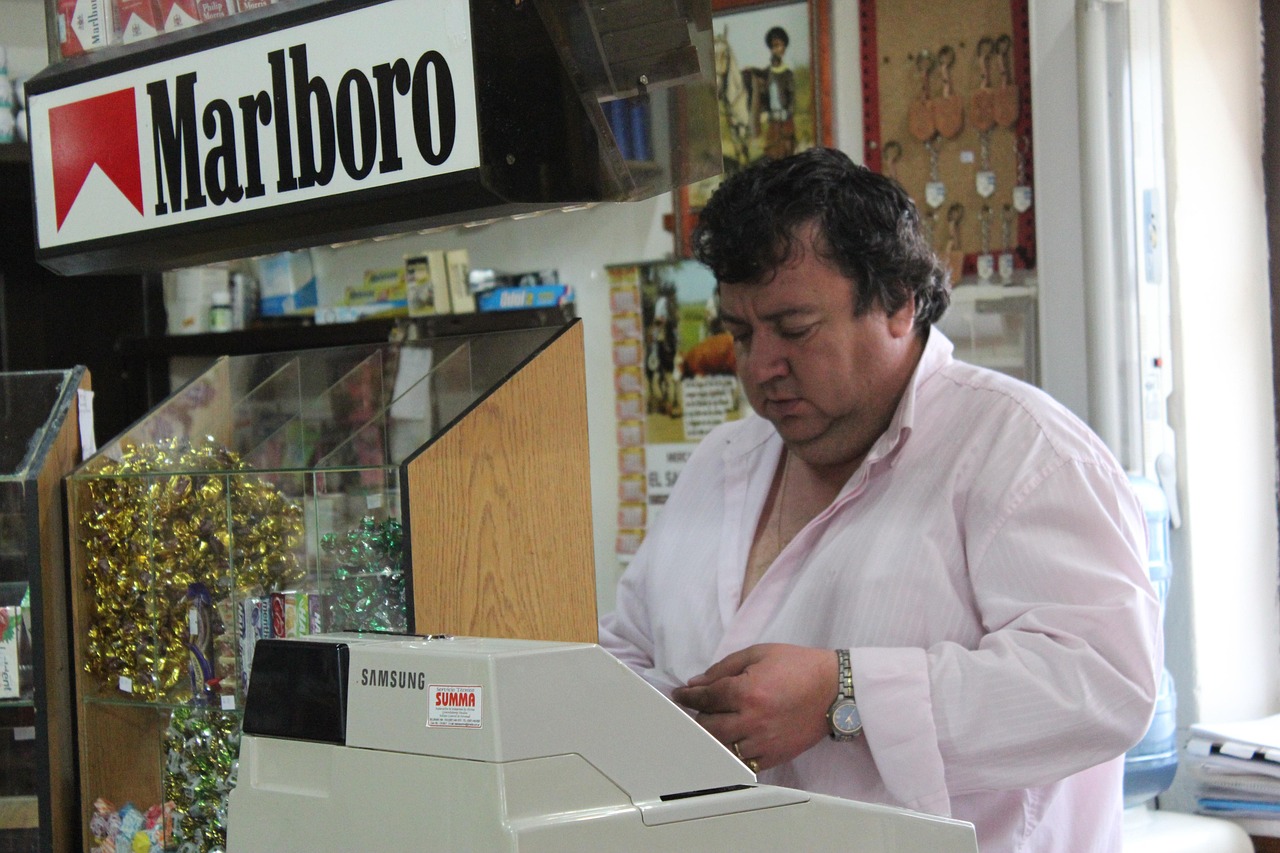 Articolo su trucchi per vincere al Gratta e Vinci con immagine di un tabaccaio e biglietti vincenti.