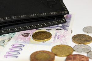 Ufficio postale con pensionati che richiedono l'aumento della pensione minima.