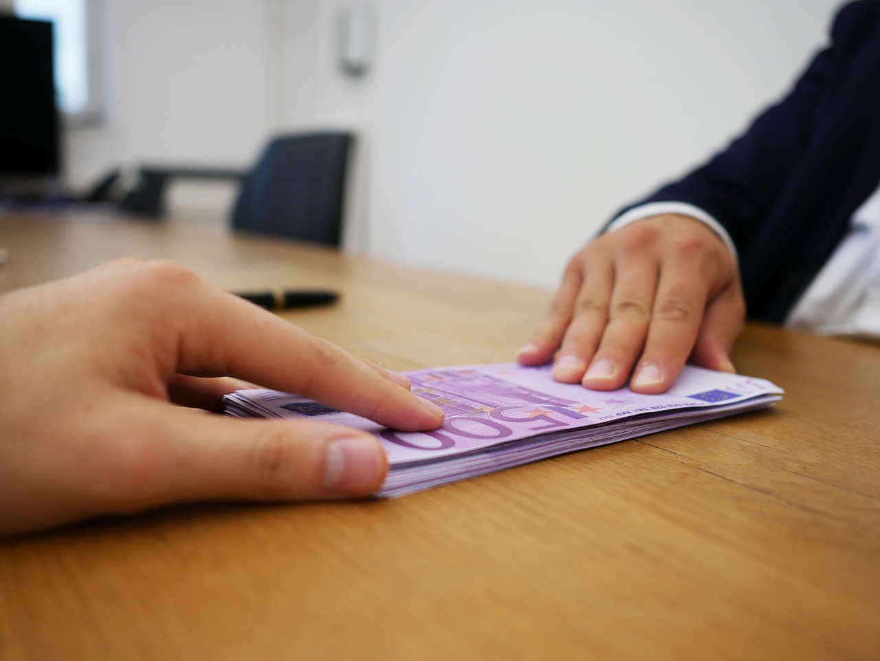 Immagine di un documento con un bonifico bancario e la causale corretta per i trasferimenti ai figli.