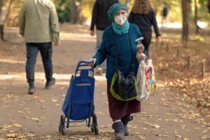 Grafico che mostra l'aumento delle pensioni di invalidità civile nel 2026 e i beneficiari.