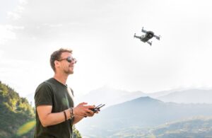 Drone da gara non si accende, con attrezzi e manuale per la risoluzione dei problemi.