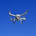 Drone da gara spento su un tavolo, pronto per essere riavviato seguendo cinque semplici passaggi.