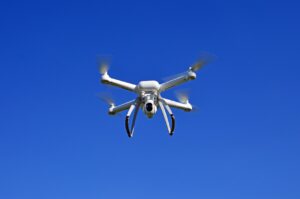 Drone da gara spento su un tavolo, pronto per essere riavviato seguendo cinque semplici passaggi.