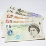 Sterlina d'argento su sfondo neutro, simbolo di valore per chi desidera venderla.