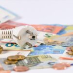 Immagine di una caldaia moderna con etichetta energetica, simbolo di risparmio e bonus incentivante.