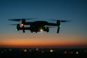Volare di notte con il drone: ecco cosa è permesso e cosa no
